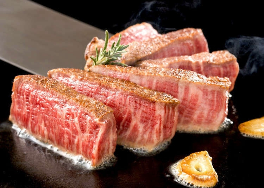 Nướng Wagyu A5: Từ kẹp gắp đến bàn ăn – Cần chuẩn bị những gì?